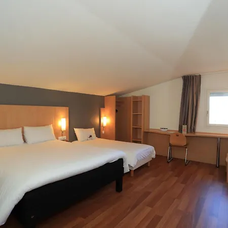 Отель Ibis Орийак